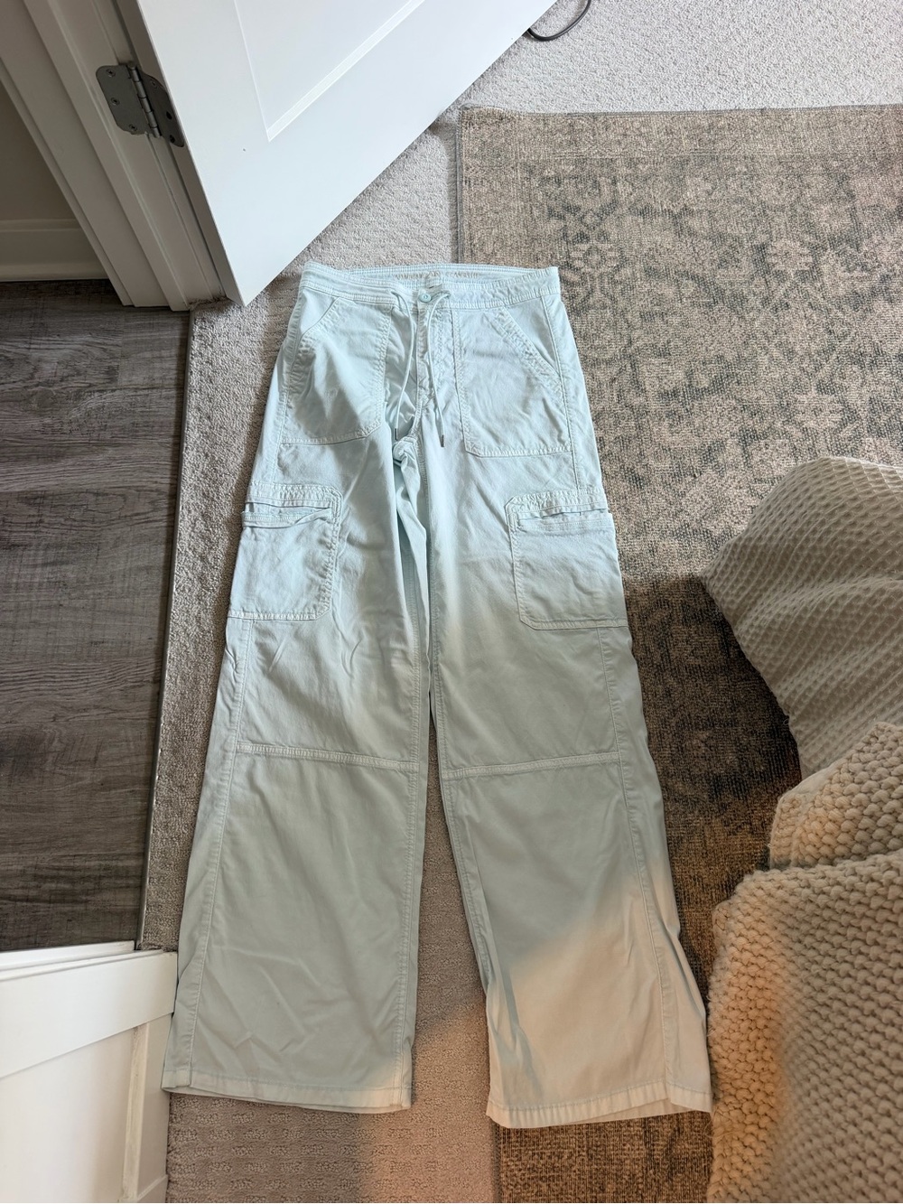 American Eagle Outfitters Men's Wide-Leg Cargo Pants in Light Mint